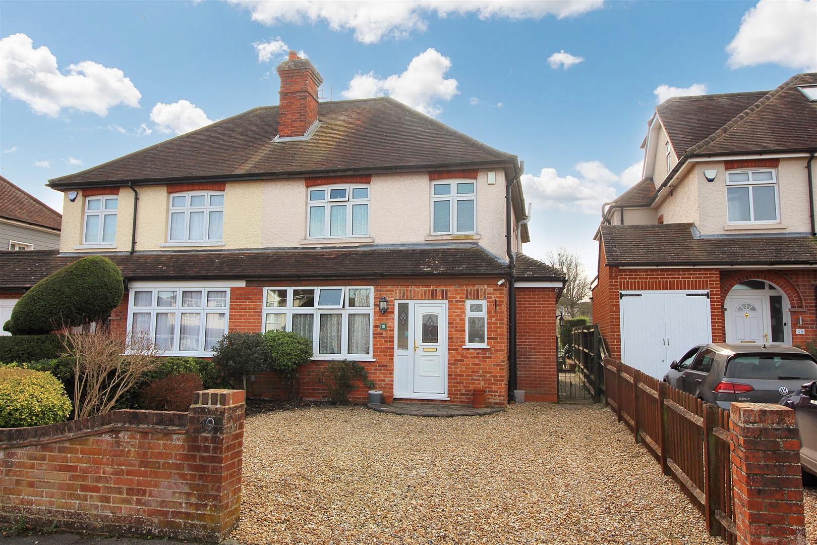 3 bed property in Wendover Way, Reading
